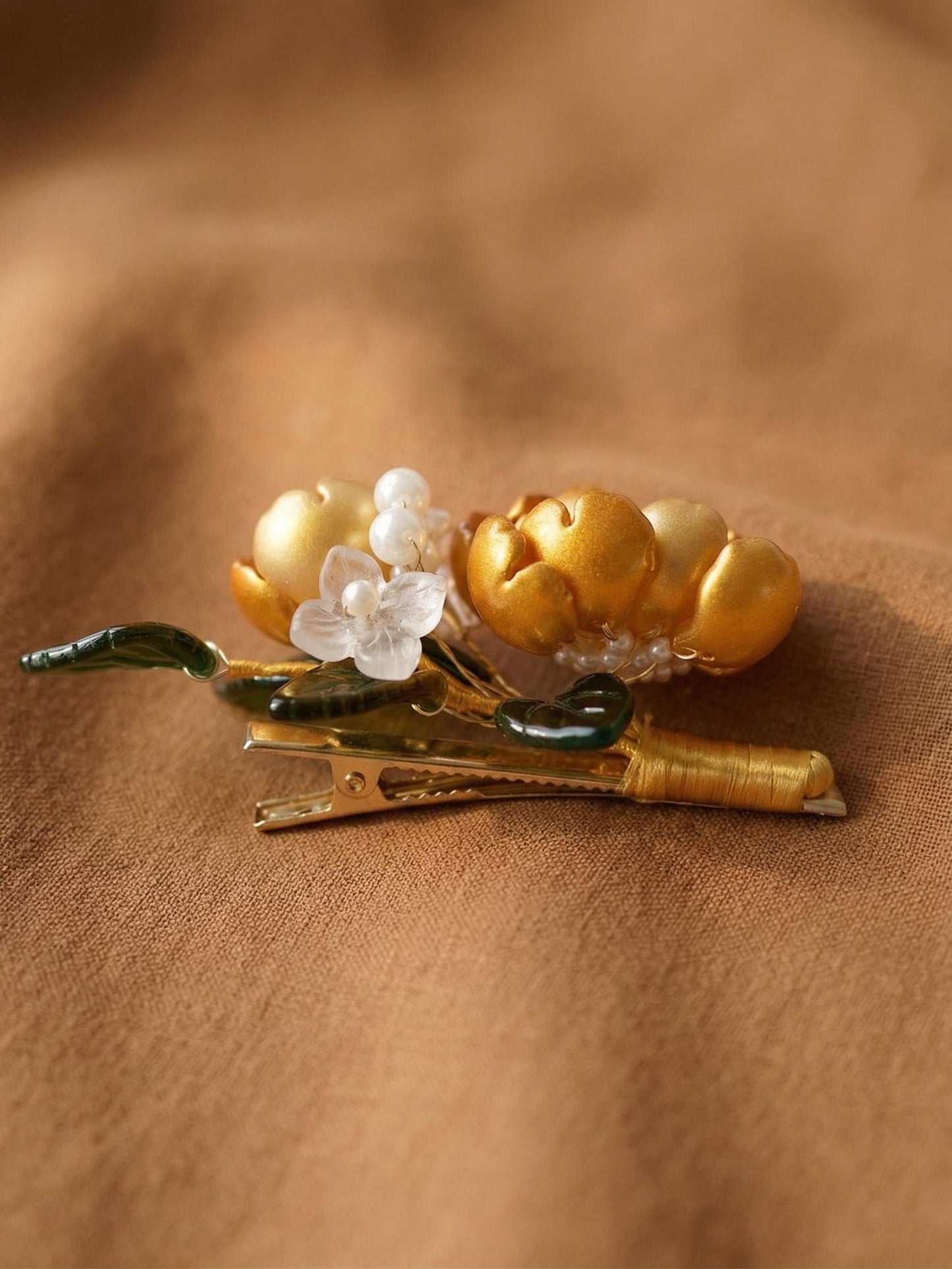 Metal clip base of the yellow glass flower barrette