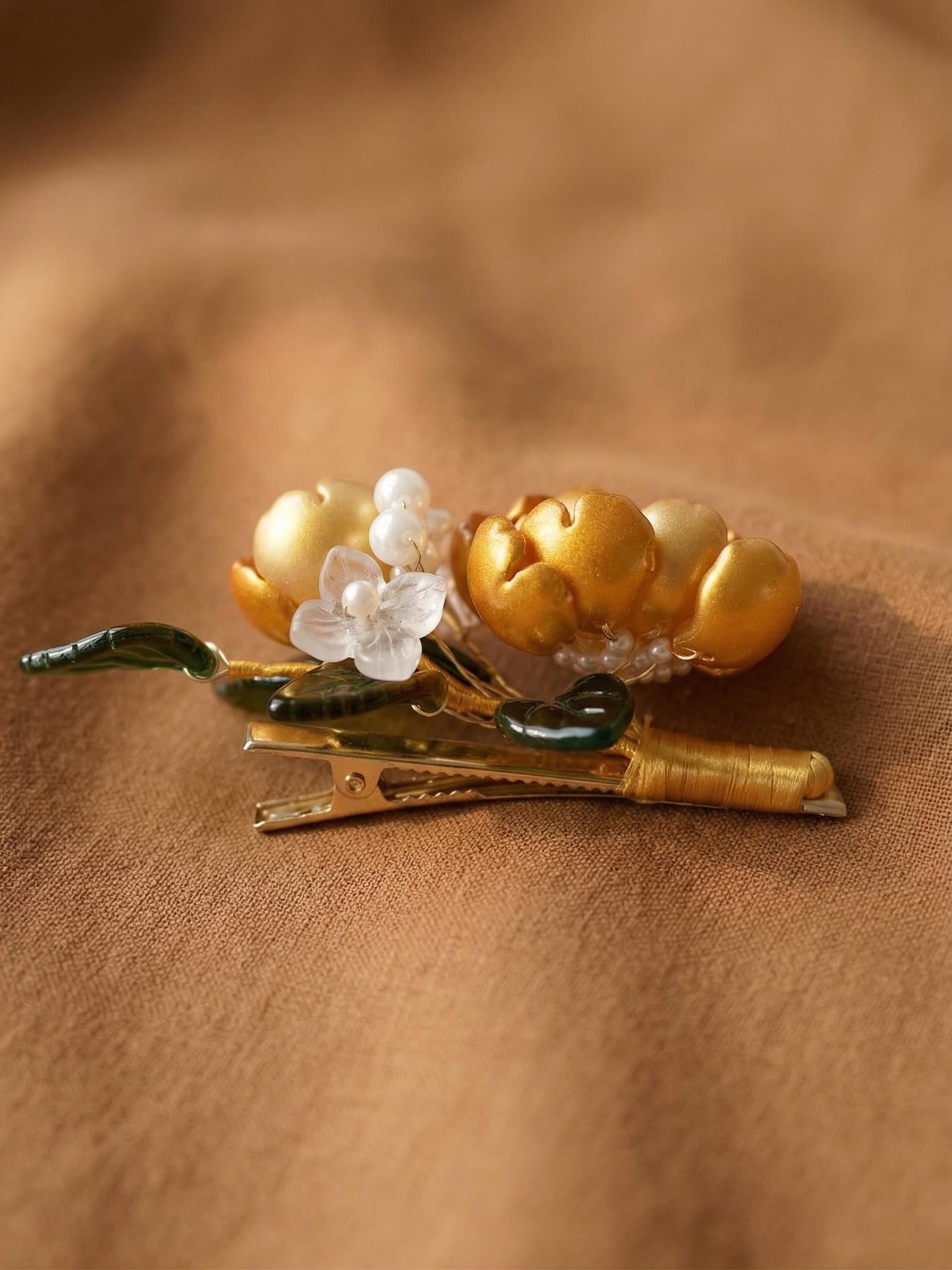 Metal clip base of the yellow glass flower barrette