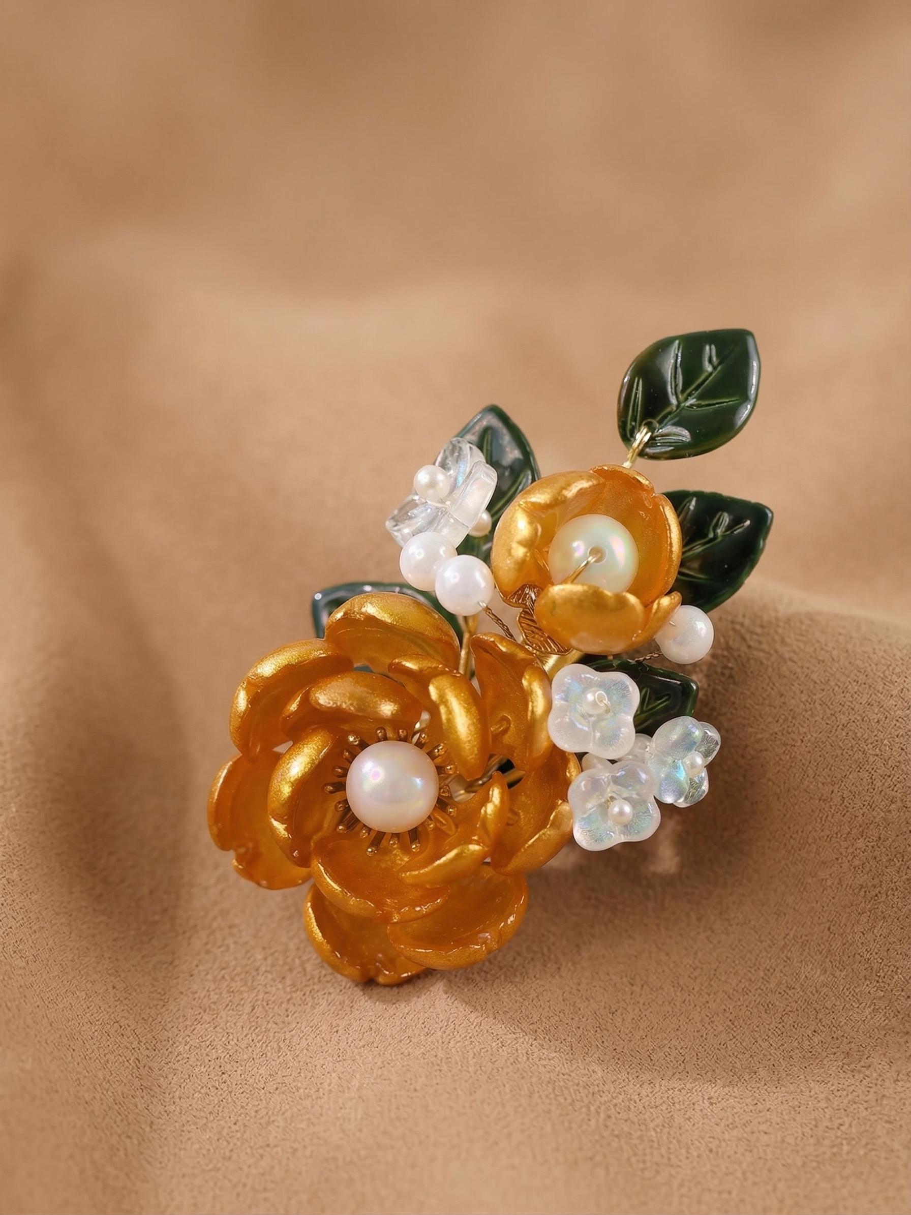 Golden glass flower hair clip detail